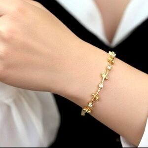 🆕M&S gold plated leaf design & rhinestone bracelet w/push clasp 🍃✨✨✨